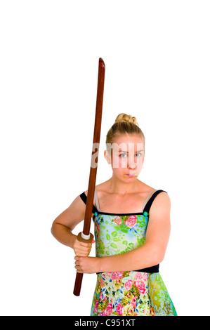 Jeune femme blonde brandissant un bokken (sabre en bois utilisés pour la pratique) Banque D'Images