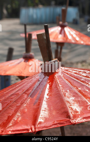 Parapluies de papier fait main séchant au soleil au village parapluie Bo Sang, Thaïlande Banque D'Images