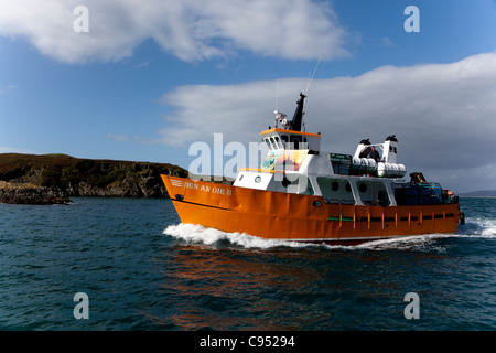 Oir un dun II - ferry arrivant à Cape Clear Island, l'île habitée la plus au sud du pays, au large de la côte de Paris Banque D'Images