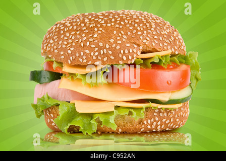 Burger au fromage jambon Tomates Concombres et laitue Banque D'Images