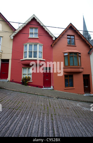 La plate-forme des cartes multicolores des maisons, Cobh, construit sur une rue en pente raide dans la ville historique de Port de Cork, Irlande Banque D'Images