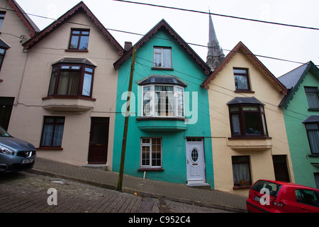 La plate-forme des cartes multicolores des maisons, Cobh, construit sur une rue en pente raide dans la ville historique de Port de Cork, Irlande Banque D'Images