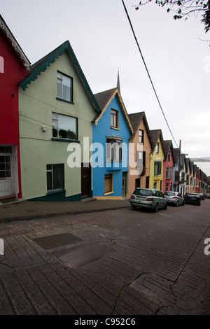 La plate-forme des cartes multicolores des maisons, Cobh, construit sur une rue en pente raide dans la ville historique de Port de Cork, Irlande Banque D'Images