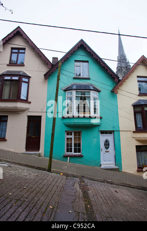 La plate-forme des cartes multicolores des maisons, Cobh, construit sur une rue en pente raide dans la ville historique de Port de Cork, Irlande Banque D'Images