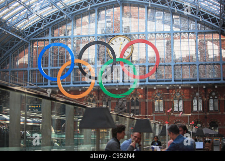 Les anneaux olympiques à St Pancras International Station prêt pour les jeux de 2012 à Londres. Banque D'Images