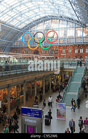 Les anneaux olympiques à St Pancras International Station prêt pour les jeux de 2012 à Londres. Banque D'Images