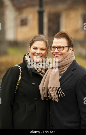 Stockholm, Suède. 14Th Nov, 2011. La Suède est enceinte la princesse Victoria avec son mari le prince Daniel visiter la banlieue de Stockholm, à Jakobsberg Banque D'Images