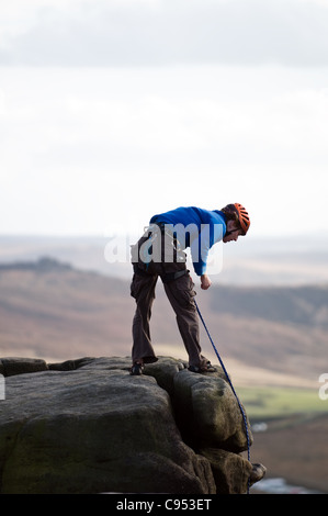 Rock Climber sur le haut de Stanage Edge dans le parc national de Peak District, dans le Derbyshire England Uk Banque D'Images