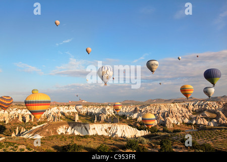 Ciel de Cappodiocia Kapadokya Anatolie remplis de ballons colorés niveau faible dérive si ravin Banque D'Images