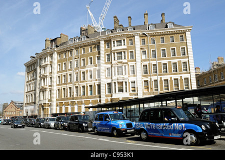 Rang de taxi en face de l'hôtel Great Northern Kings Cross Station Centrale, London England Angleterre UK Banque D'Images