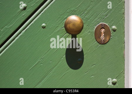 Poignée de porte verte de la serrure et de la Colombie-Britannique, de l'Armurier shop Triangle Historique Colonial Williamsburg en Virginie Banque D'Images