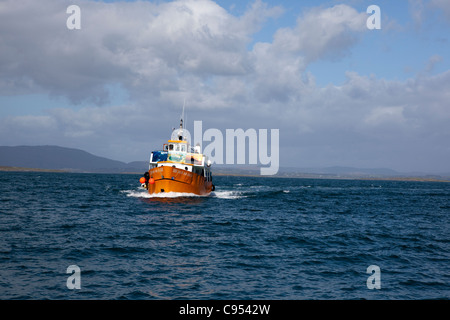 Oir un dun II - ferry arrivant à Cape Clear Island, l'île habitée la plus au sud du pays, au large de la côte de Paris Banque D'Images