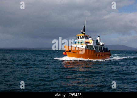 Oir un dun II - ferry arrivant à Cape Clear Island, l'île habitée la plus au sud du pays, au large de la côte de Paris Banque D'Images