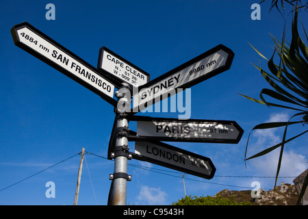 Donner des signes - distances en milles marins - d'endroits autour du monde, sur l'île de Cape Clear Banque D'Images