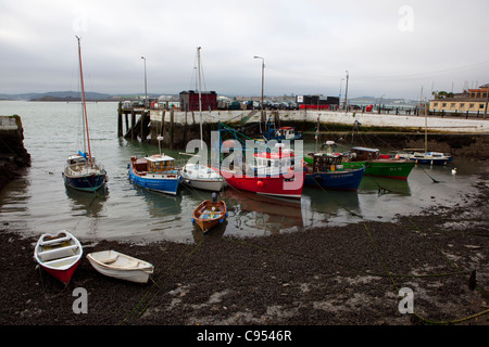 Des bateaux de pêche à marée basse dans la vieille ville portuaire de Cobh, Cork, Irlande. Banque D'Images