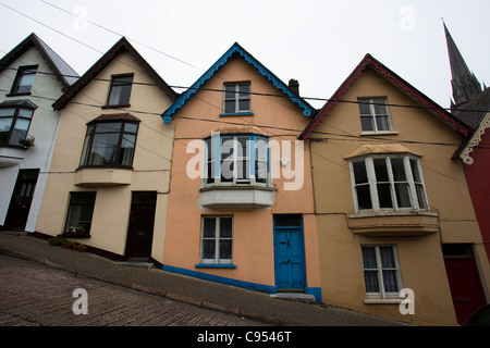 La plate-forme des cartes multicolores des maisons, Cobh, construit sur une rue en pente raide dans la ville historique de Port de Cork, Irlande Banque D'Images