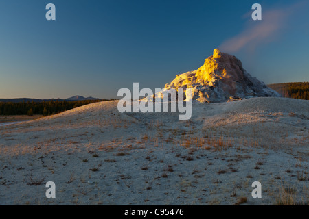 White dome geyser au coucher du soleil Banque D'Images