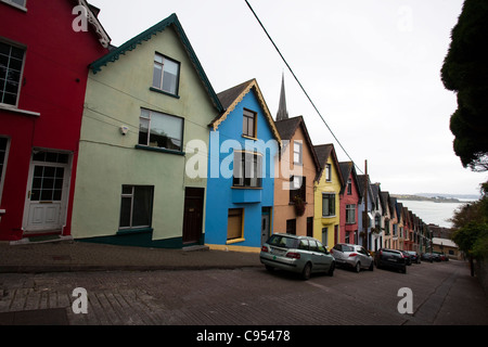 La plate-forme des cartes multicolores des maisons, Cobh, construit sur une rue en pente raide dans la ville historique de Port de Cork, Irlande Banque D'Images