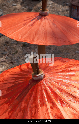 Parapluies de papier fait main séchant au soleil dans la région de Bo Sang, Thaïlande Banque D'Images
