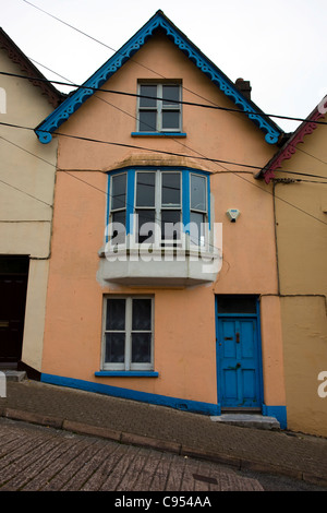 La plate-forme des cartes multicolores des maisons, Cobh, construit sur une rue en pente raide dans la ville historique de Port de Cork, Irlande Banque D'Images