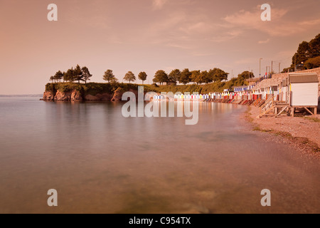 Corbyn Beach avec des cabanes de plage à l'aube, Torquay, Devon, Angleterre, Royaume-Uni Banque D'Images