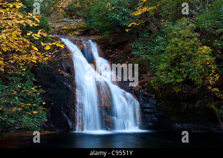 Trou Bleu falls sont situés dans la région des hauts-fonds haute dans la Géorgie du nord. Les chutes sont sur des hauts-fonds creek environ 1 mile dans sur le sentier des hauts-fonds élevé qui conduit à la haute shoals creek falls juste en aval. Les chutes sont nommées pour le bassin à la base des chutes qui atteignent une profondeur de plus de dix pieds. la température du ruisseau est dans la gamme de 40 degrés, même pendant les mois d'été ce qui en fait un endroit idéal pour se rafraîchir. Banque D'Images