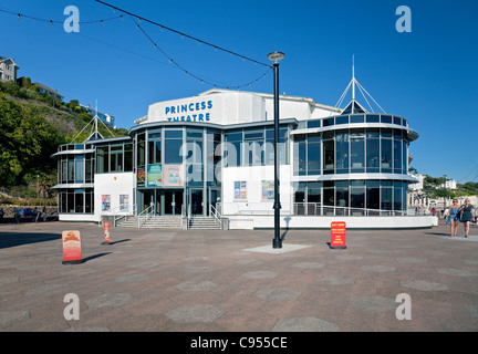 Front de mer de Torquay avec le Princess Theatre, Torquay, Devon, Angleterre, Royaume-Uni Banque D'Images