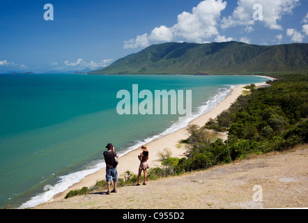 Les touristes à Rex Lookout, surplombant la plage de Wangetti et la mer de Corail près de Cairns, Queensland, Australie Banque D'Images