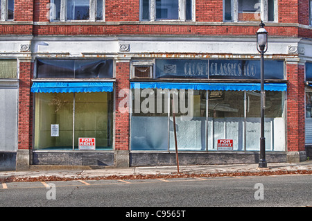 Un magasin vide face au centre-ville de Gardner, Massachusetts Banque D'Images