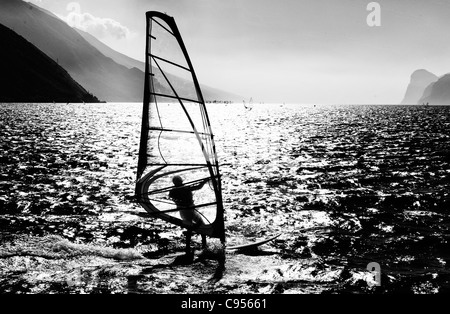 Le surf dans la soirée sur le lac de Garde, Riva del Garda, Italie Banque D'Images