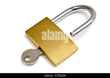 Clé et Cadenas isolé sur fond blanc Banque D'Images