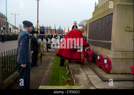 Maire de la Rcbd Erewash Kevin Miller assiste à souvenir en service, la firme Ilkeston Derbyshire, Royaume-Uni Le dimanche 13 novembre 2011 Banque D'Images