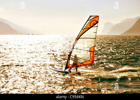 Silhouette contre un windsurfer panorama du lac de Garda, d'étincelles dans le Trentin. Italie Banque D'Images