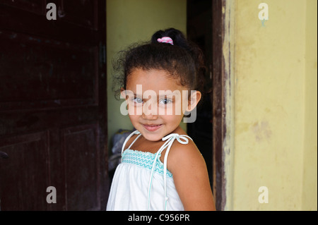 Une jeune fille dans un petit village au Honduras Banque D'Images