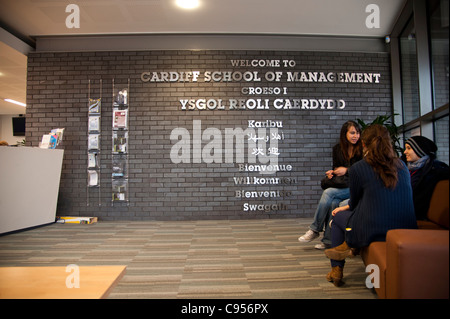 Les étudiants dans le hall de Cardiff School of Management, UWIC - University of Wales Institute, Cardiff, Pays de Galles, Royaume-Uni Banque D'Images