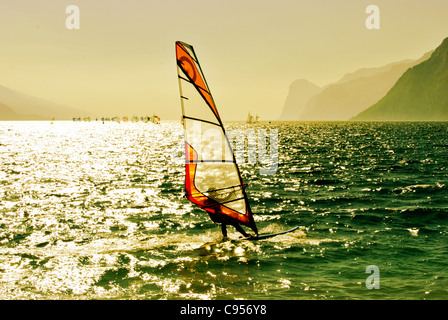 Le surf dans la soirée sur le lac de Garde, Riva del Garda, Italie Banque D'Images