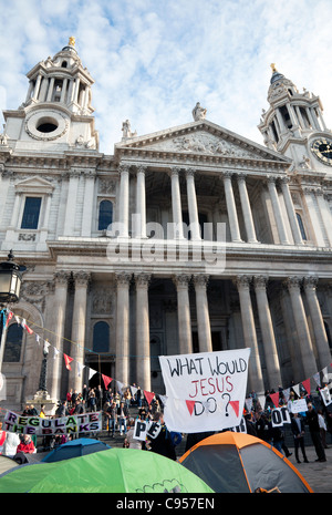 Occupy London anti-capitalisme camp de protestation à l'extérieur de la Cathédrale St Paul, à Londres Banque D'Images