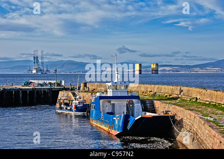 Nigg-Cromarty ferry Queen & Cromarty Cromarty bateau de pêche dans le port d'Écosse avec Black Isle de forage derrière. Banque D'Images