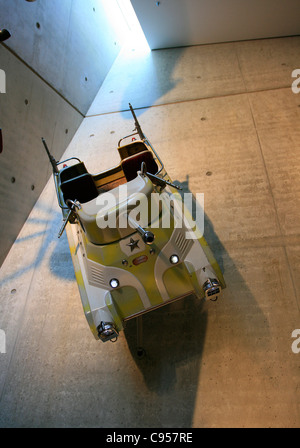 Une vieille voiture de foire en forme d'un réservoir exposées dans le musée d'histoire militaire de Dresde, Allemagne. Banque D'Images