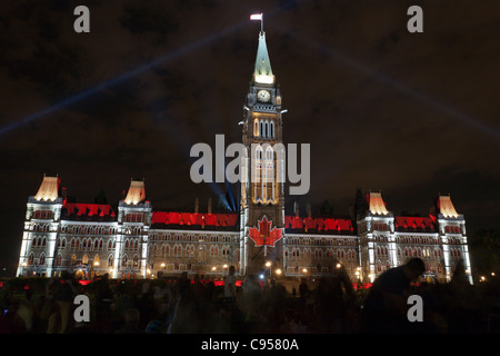 Light Show parlementaire. Le Parlement canadien décrits par les lumières dont une grande feuille d'érable Banque D'Images