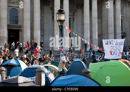 Occupy London anti-capitalisme camp de protestation à l'extérieur de la Cathédrale St Paul, à Londres Banque D'Images