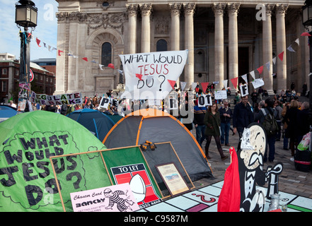 Occupy London anti-capitalisme camp de protestation à l'extérieur de la Cathédrale St Paul, à Londres avec conseil monopole par Banksy Banque D'Images