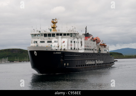 L'hôtel Caledonian MacBrayne MV Clansman arrive à Oban , Écosse Banque D'Images