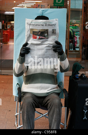 Un homme est en train de lire dans le centre de Munich l'actualité dans le quotidien 'Süddeutsche Zeitung', de l'Allemagne. Banque D'Images