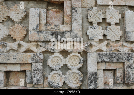 Les sculptures sur pierre à Uxmal ruines dans la péninsule du Yucatan, Mexique Banque D'Images