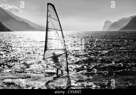 Silhouette contre un windsurfer panorama du lac de Garda, d'étincelles dans le Trentin. Italie Banque D'Images