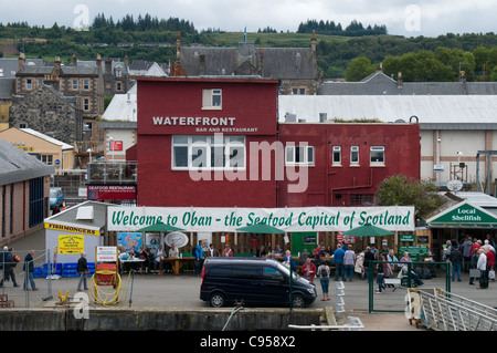 La vue depuis le ferry dans le port d'Oban en regardant vers le quai à Oban, Scotland Banque D'Images