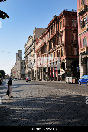 L'homme sur le point de traverser la via Roma road à Cagliari, Sardaigne Banque D'Images