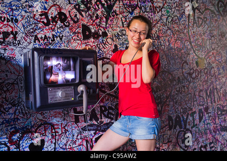 Adolescente pose pour des photos de graffitis couverte menant à Casa de Giulietta à Vérone en Italie. Banque D'Images
