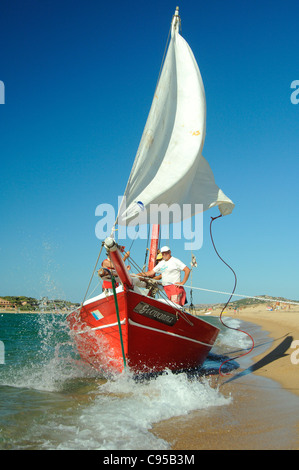 Vieux bateau à voile latine classique, à l'atterrissage à plage de Porto Pollo, Palau, SARDAIGNE Banque D'Images